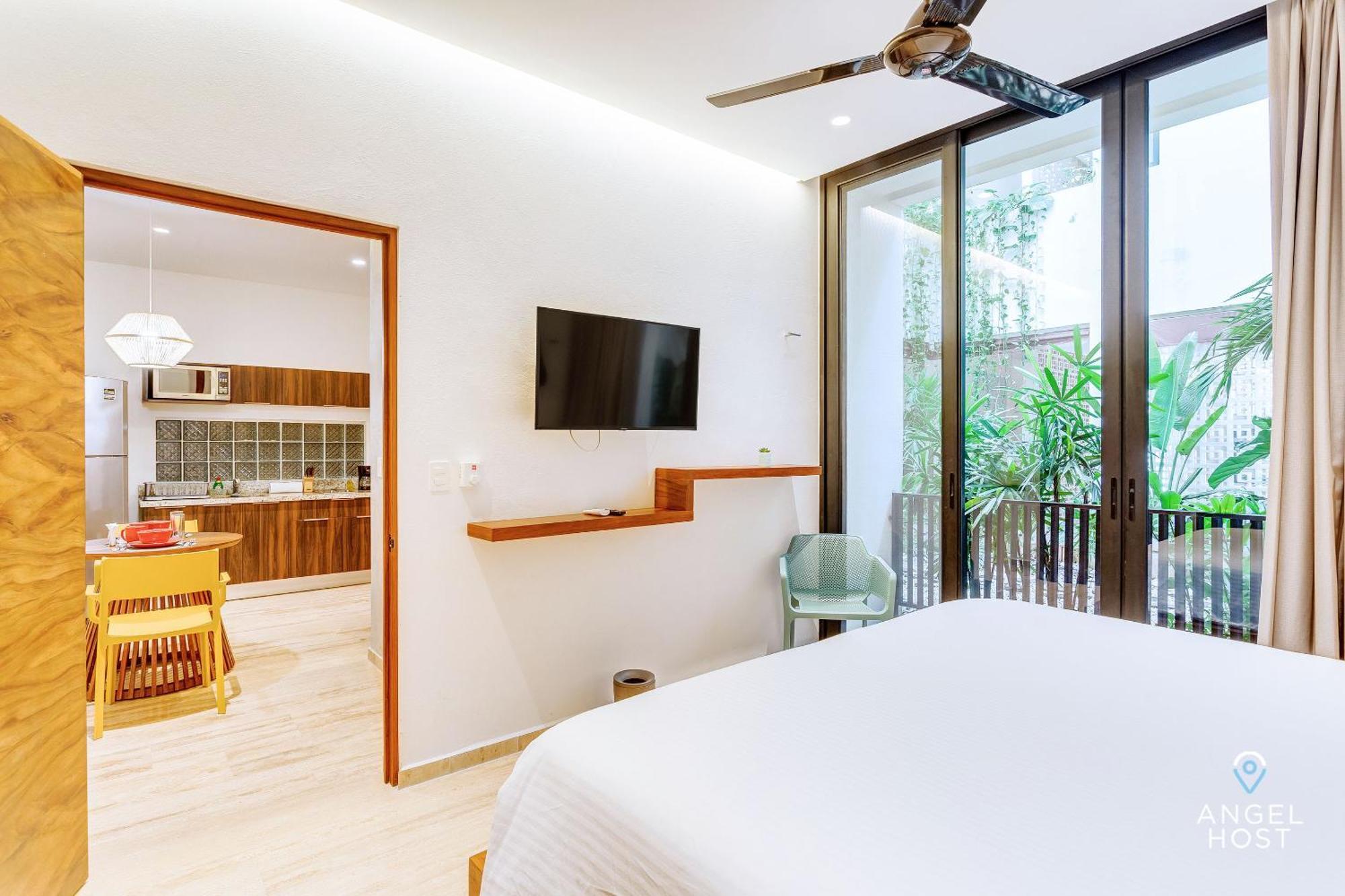 Chic Condotel With Roof Pool 10-min Walk To